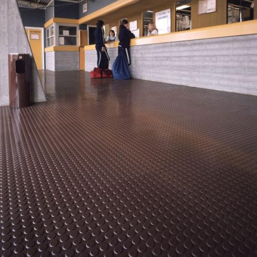 Roll-out polyvinyl commercial flooring